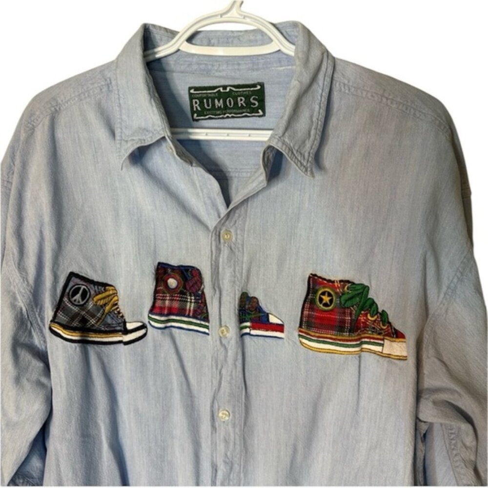 RUMORS Mens Denim Button Down Shirt Light Wash Sneaker Embellishment